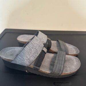 Naot Womens slip on sandals size 8.5